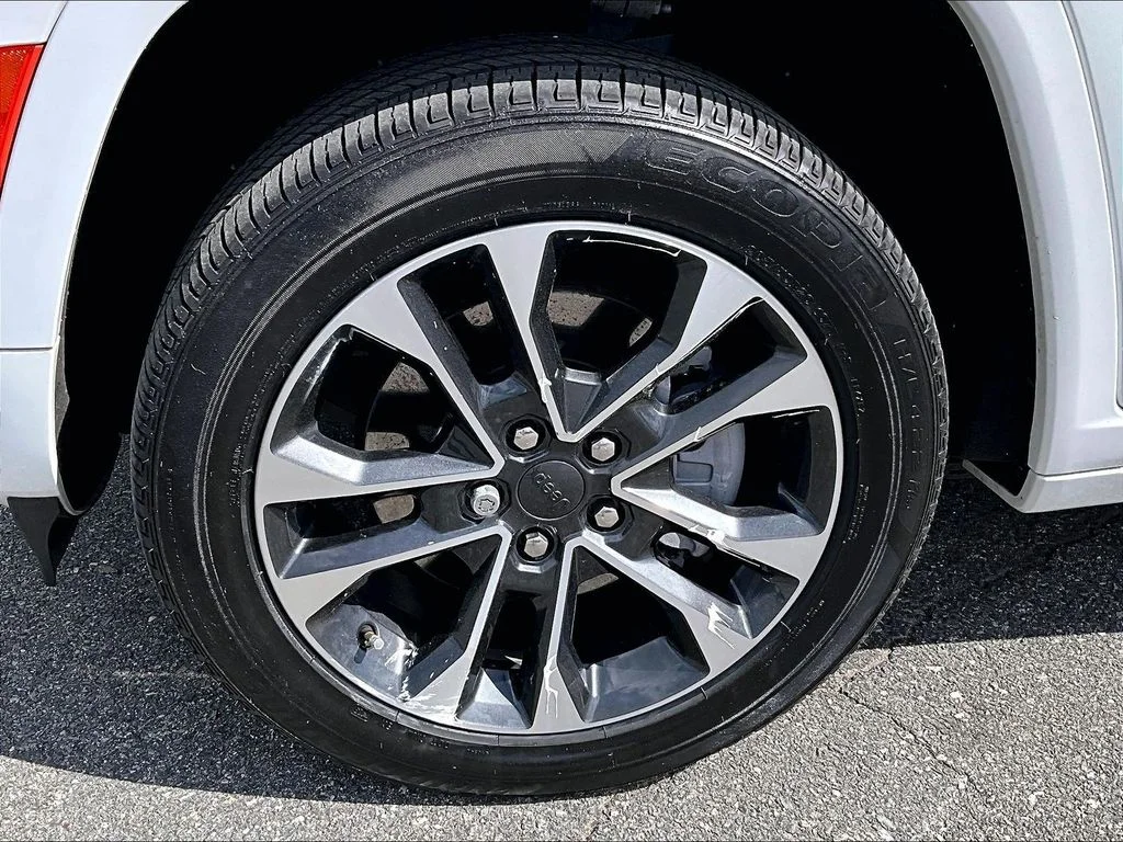 Used 2022 White Jeep Overland 4xe image 7