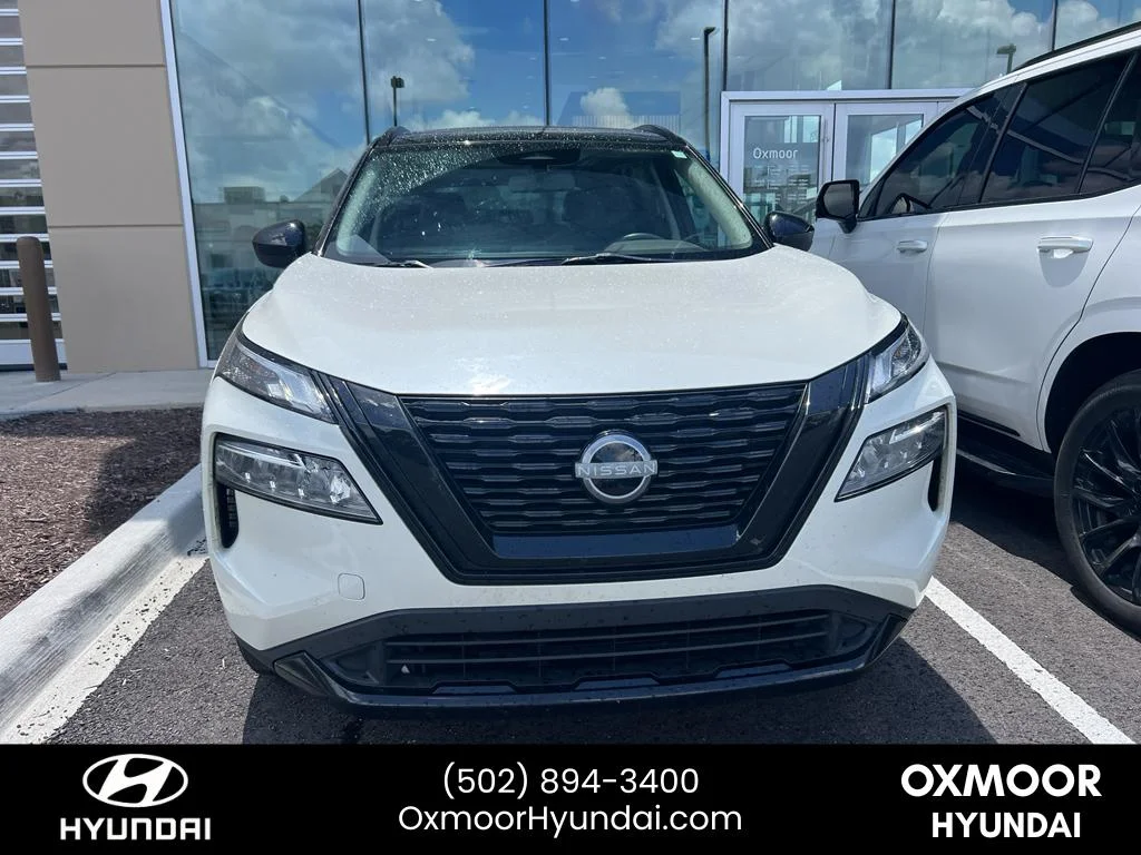 Used 2023 Pearl White Tricoat/Super Black Nissan SV image 2