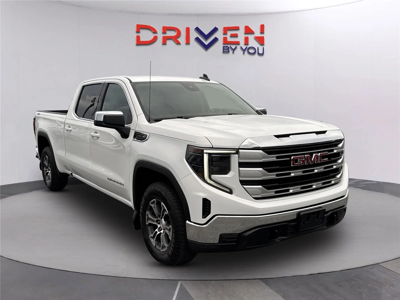 Used 2023 Summit White GMC SLE image 1