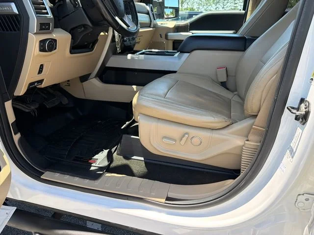 Used 2017  Ford Lariat image 9