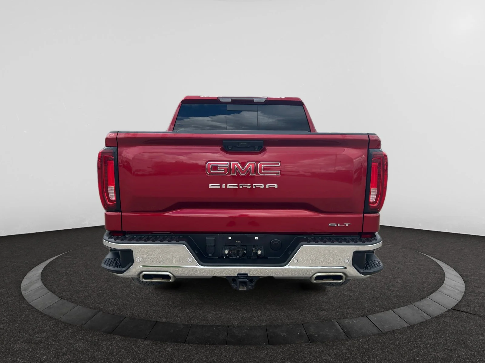 Used 2024 Red GMC SLT Crew Cab image 4