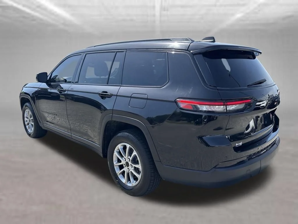 Used 2023 Black Jeep Altitude image 3