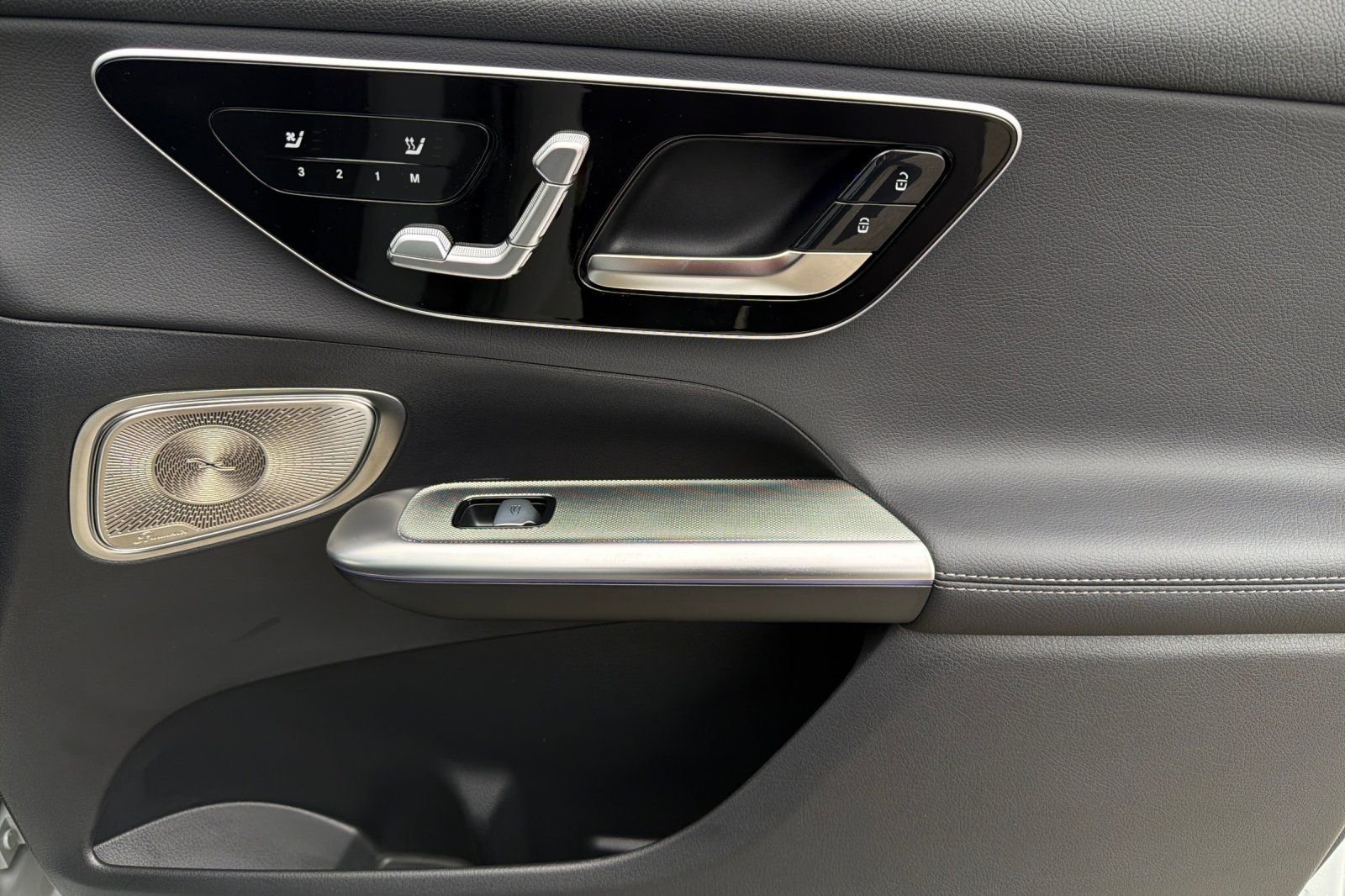 New 2026 MANUFAKTUR Alpine Grey Mercedes-Benz GLC 300 image 36