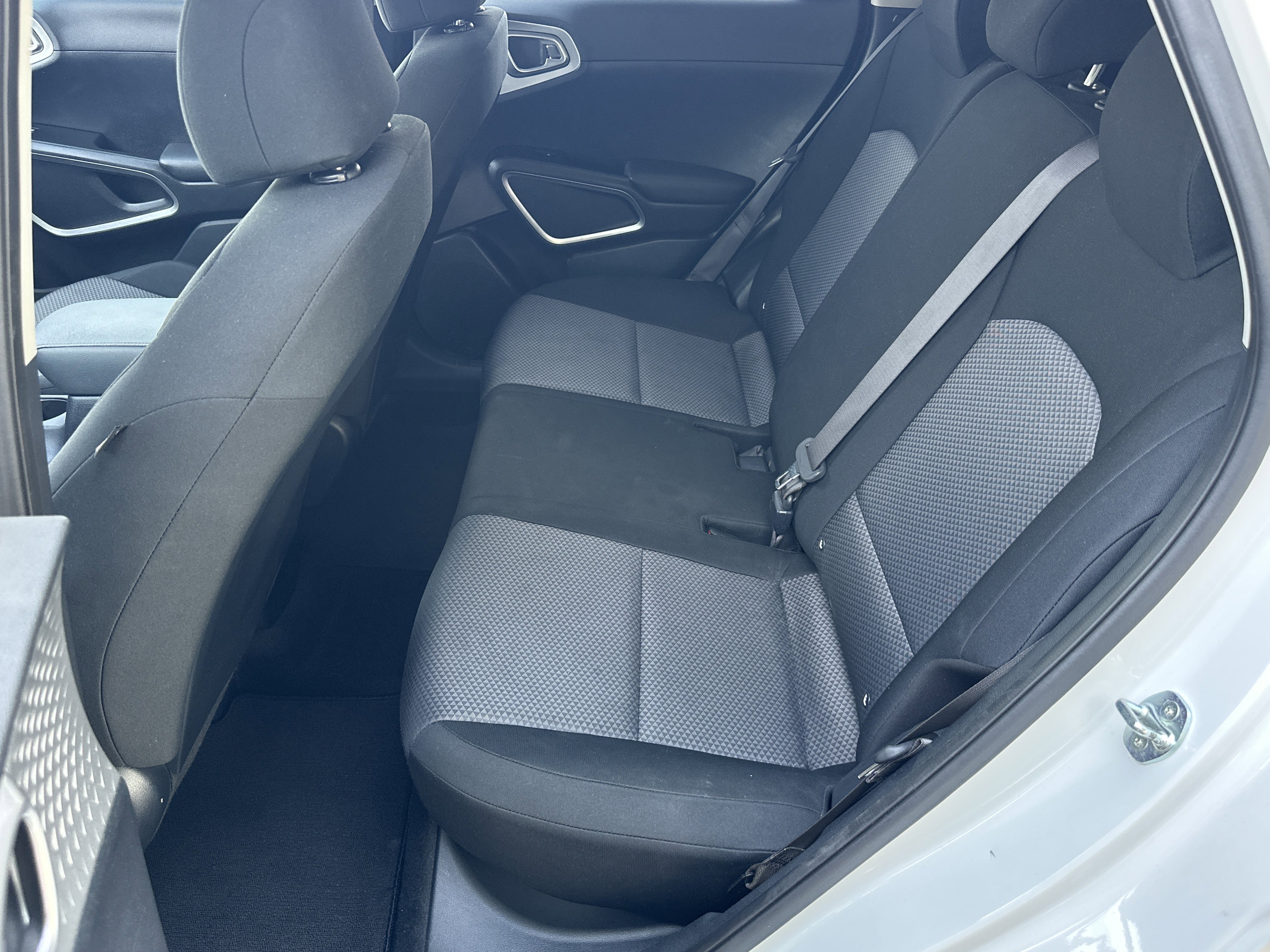Used 2024 Snow White Pearl Kia LX image 21