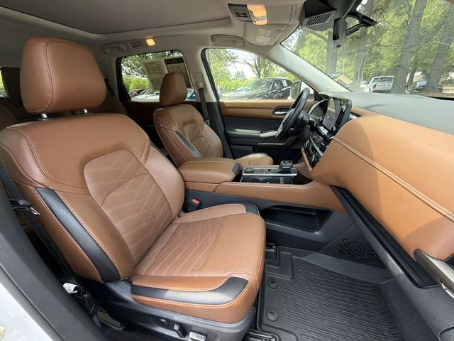 Used 2023 White Nissan Platinum image 27