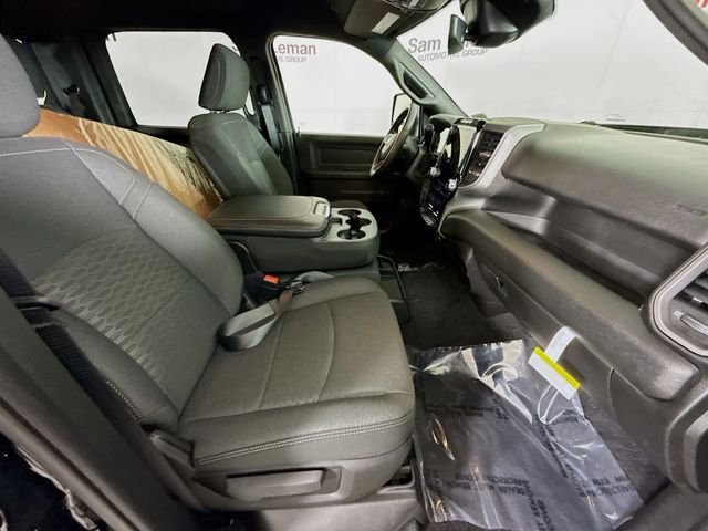 New 2026 Diamond Black Crystal Pearl-Coat Exterior Paint RAM Tradesman image 24