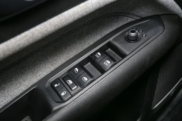 Used 2024 White Jeep Latitude image 33