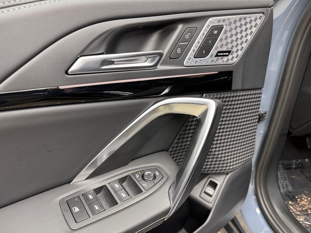 Certified Used 2025  BMW xDrive28i image 10