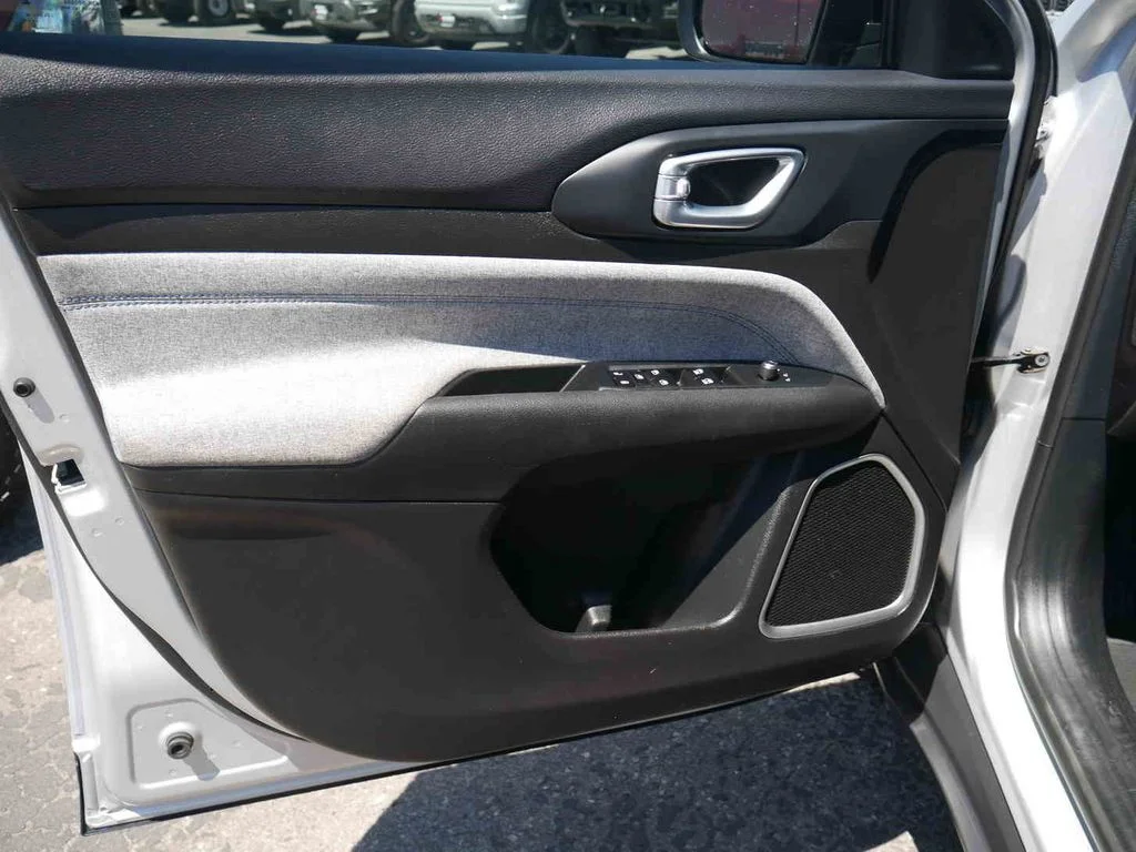 Used 2024 Silver Jeep Latitude image 22