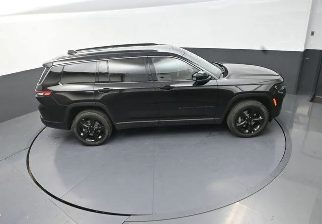 New 2026 Diamond Black Crystal Pearlcoat Jeep Limited image 18