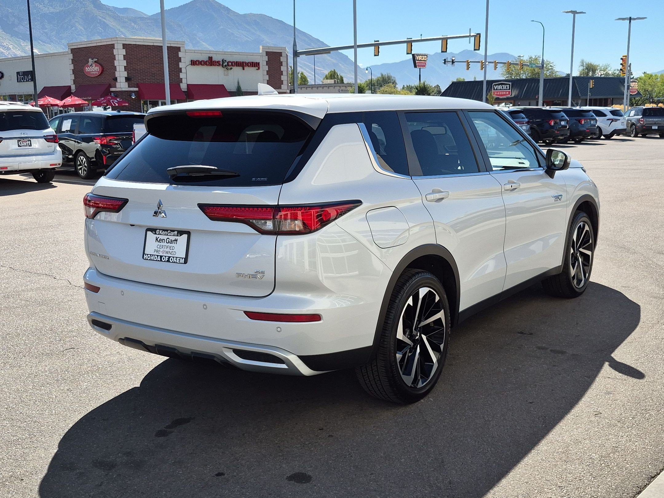 Used 2025 White Mitsubishi SE image 3