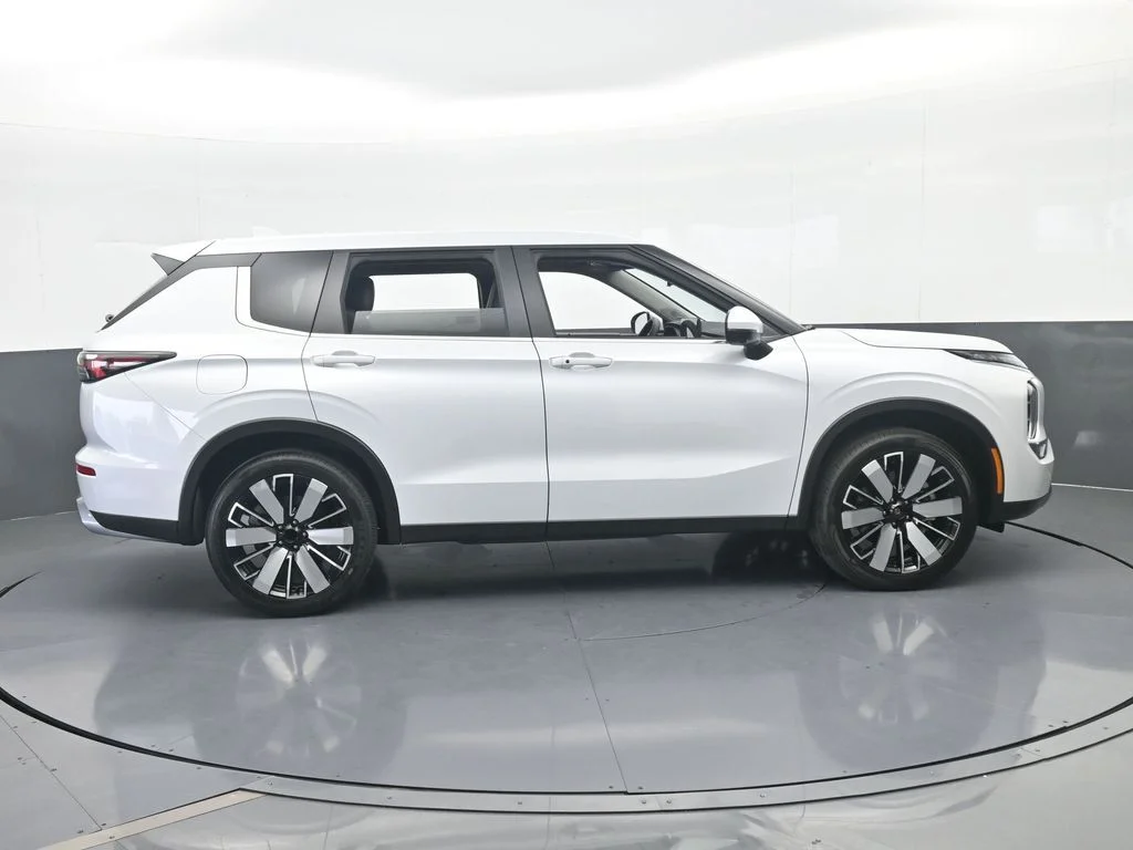 New 2026 Diamond White Mitsubishi SE image 7