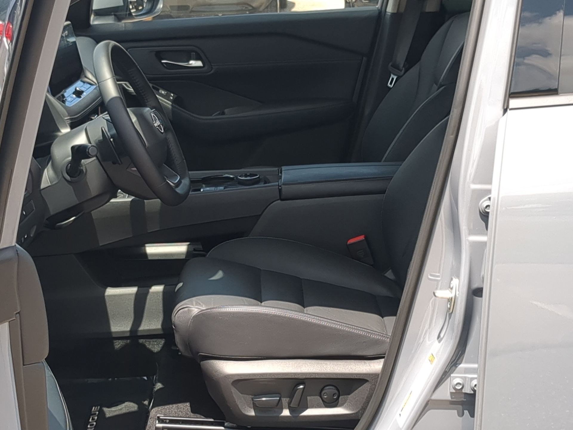Used 2025 Boulder Gray Pearl Nissan SL image 12