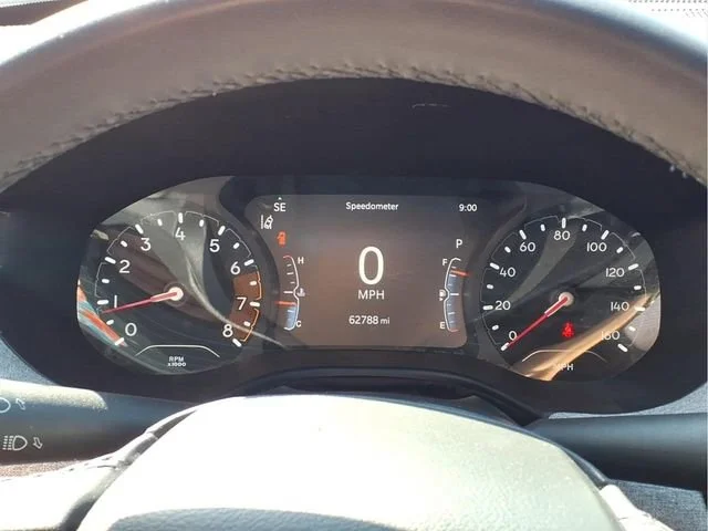 Used 2024  Jeep Latitude image 13