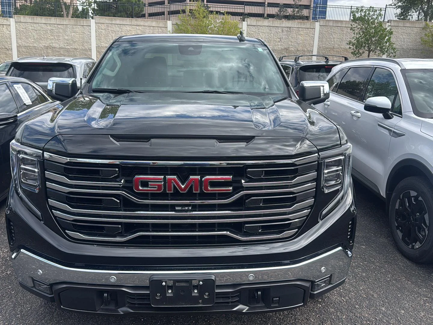 Used 2025 Onyx Black GMC SLT image 1