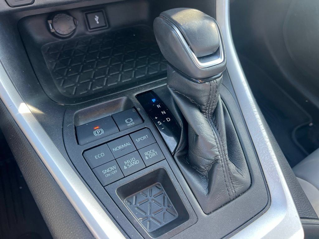Used 2021 Silver Sky Metallic Toyota XLE Premium image 27