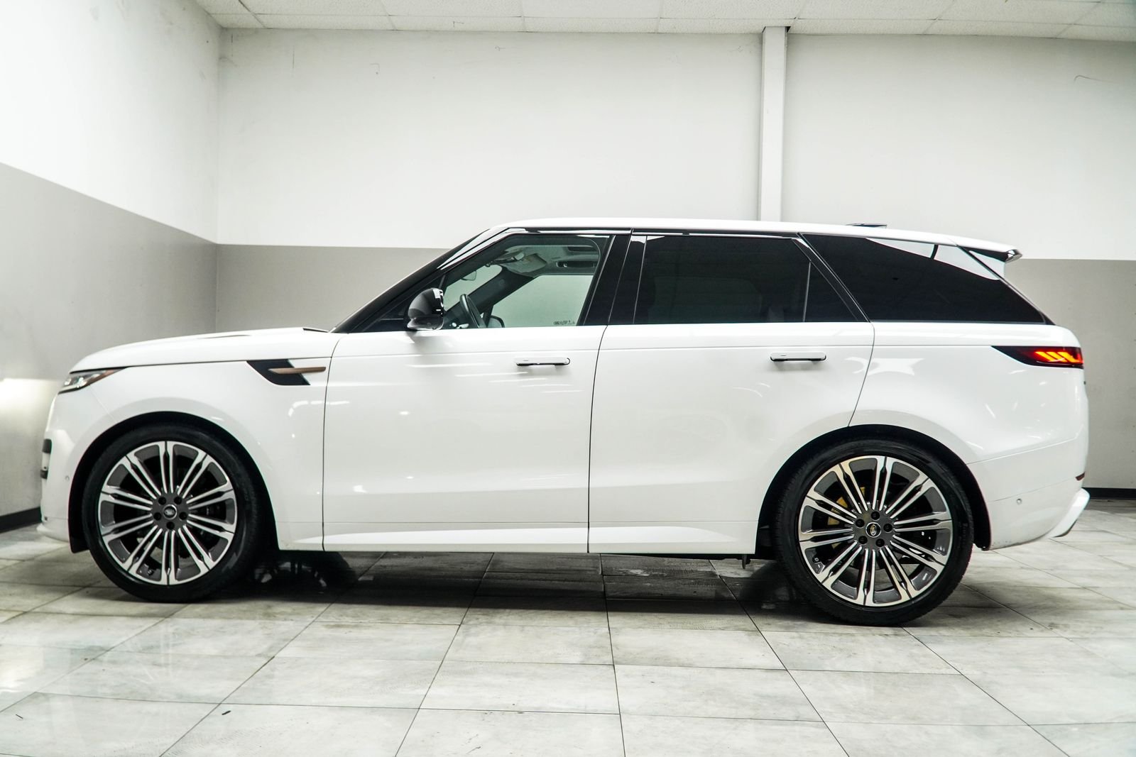 Used 2024 White Land Rover Dynamic SE image 10