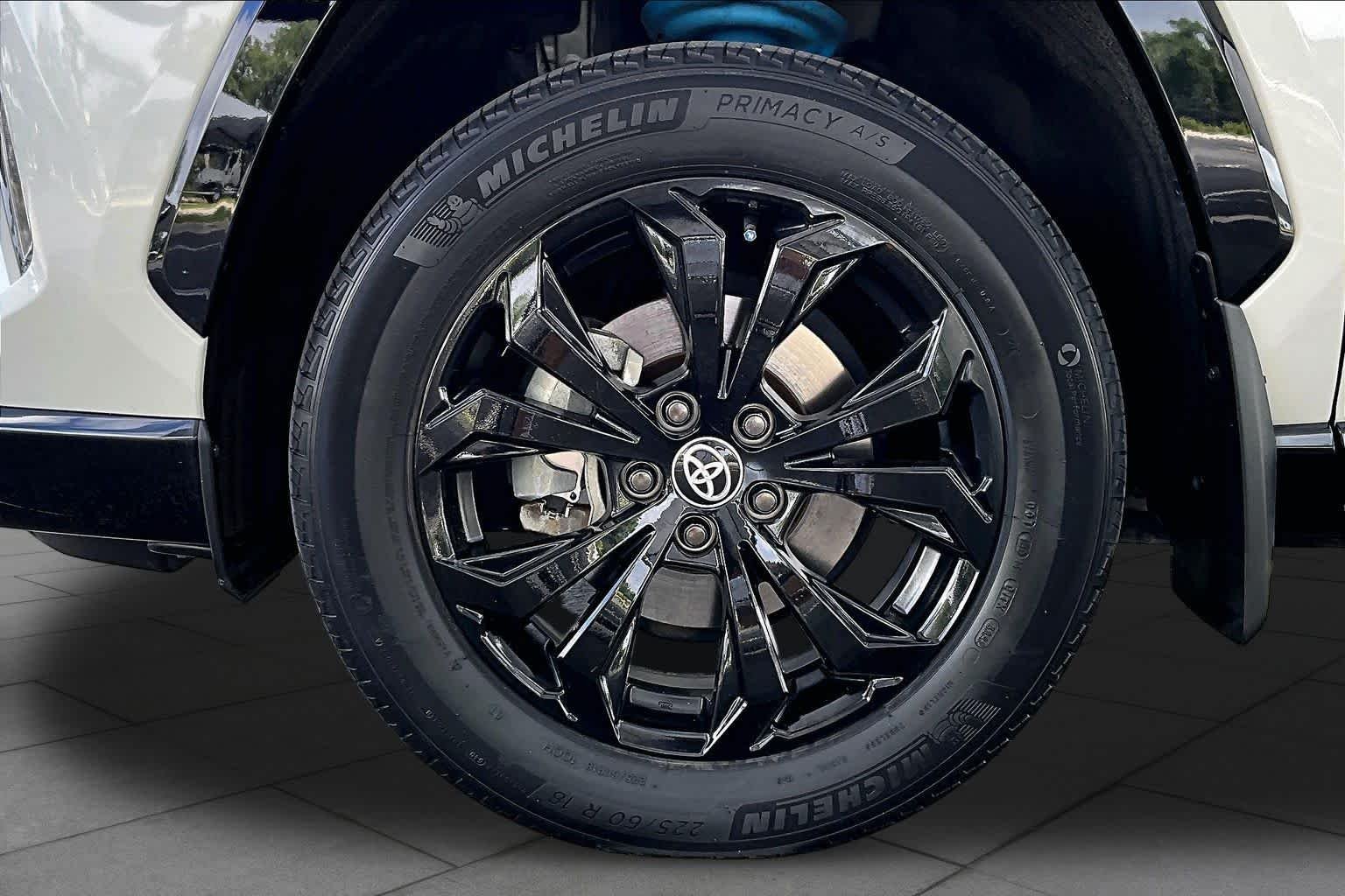 Used 2022 Blizzard Pearl/Midnight Black Metallic Toyota Hybrid XSE image 11