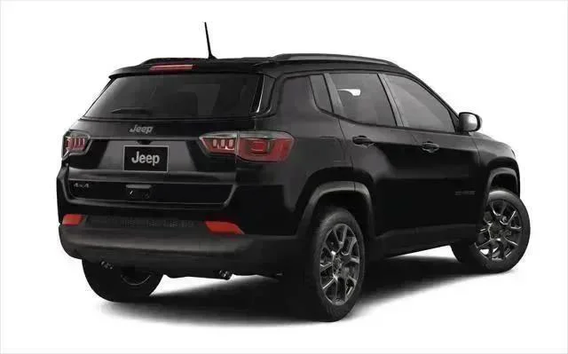New 2026 Diamond Black Crystal Pearlcoat Jeep Latitude image 38