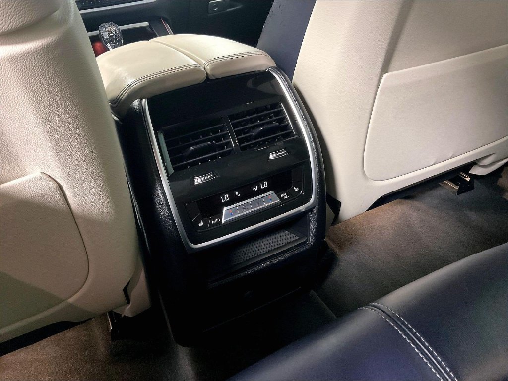 Used 2022 White BMW xDrive40i image 29