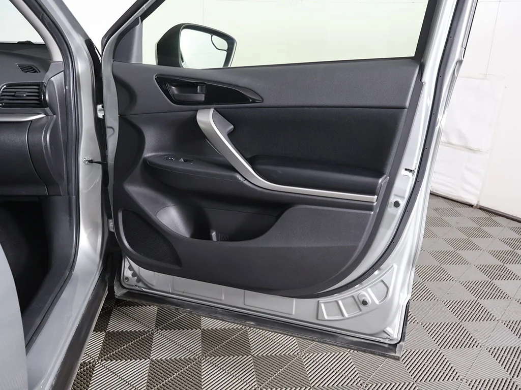 Used 2024 Silver Mitsubishi ES image 20