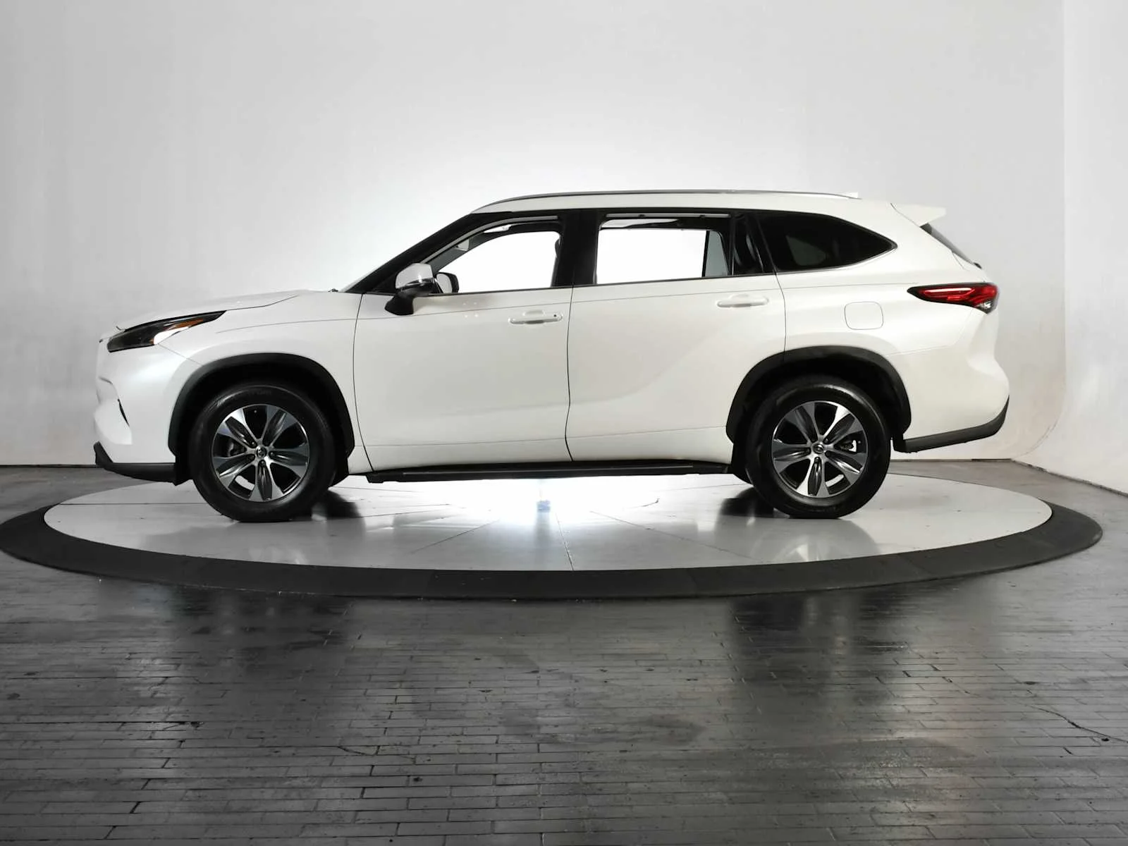 Used 2021 Blizzard Pearl Toyota XLE image 2