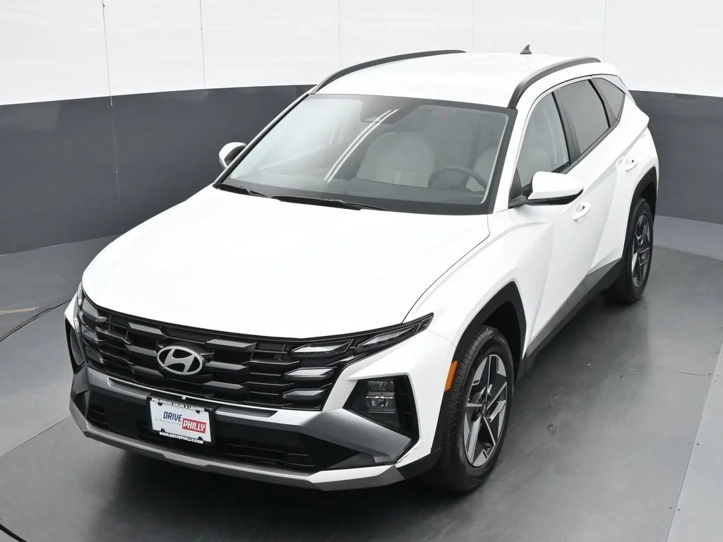 Used 2025 White Hyundai SEL image 19