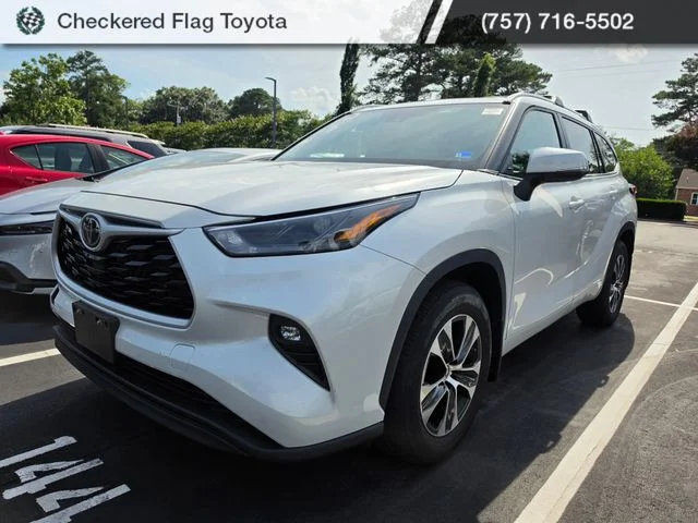 Used 2023 Wind Chill Pearl Toyota XLE image 1