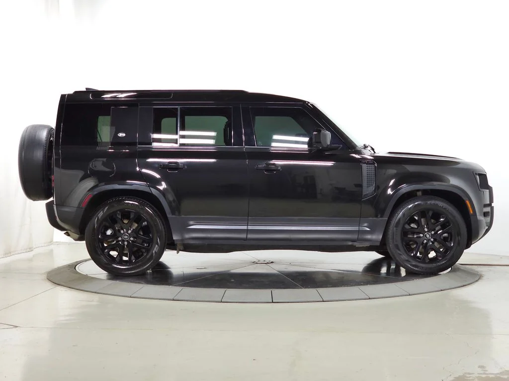 Used 2023 Black Land Rover S image 7