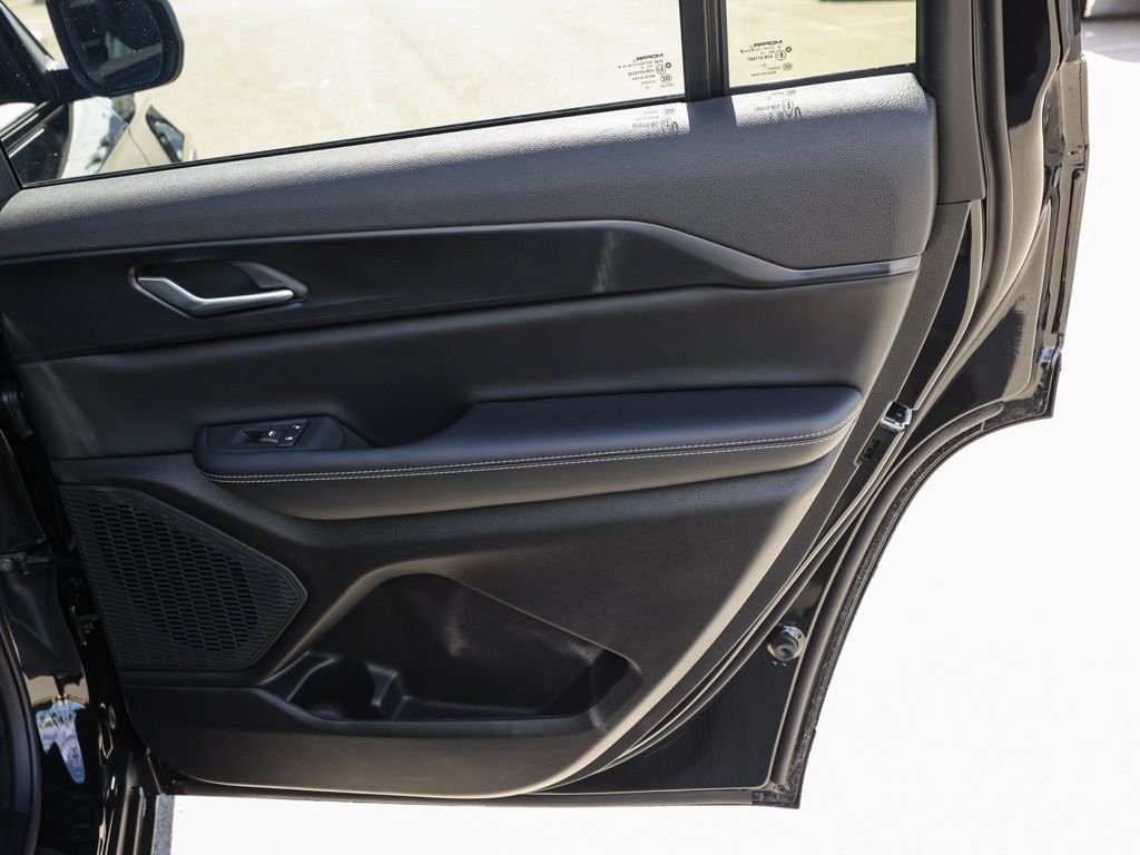 New 2026 Diamond Black Crystal Pearl-Coat Exterior Paint Jeep Laredo image 18