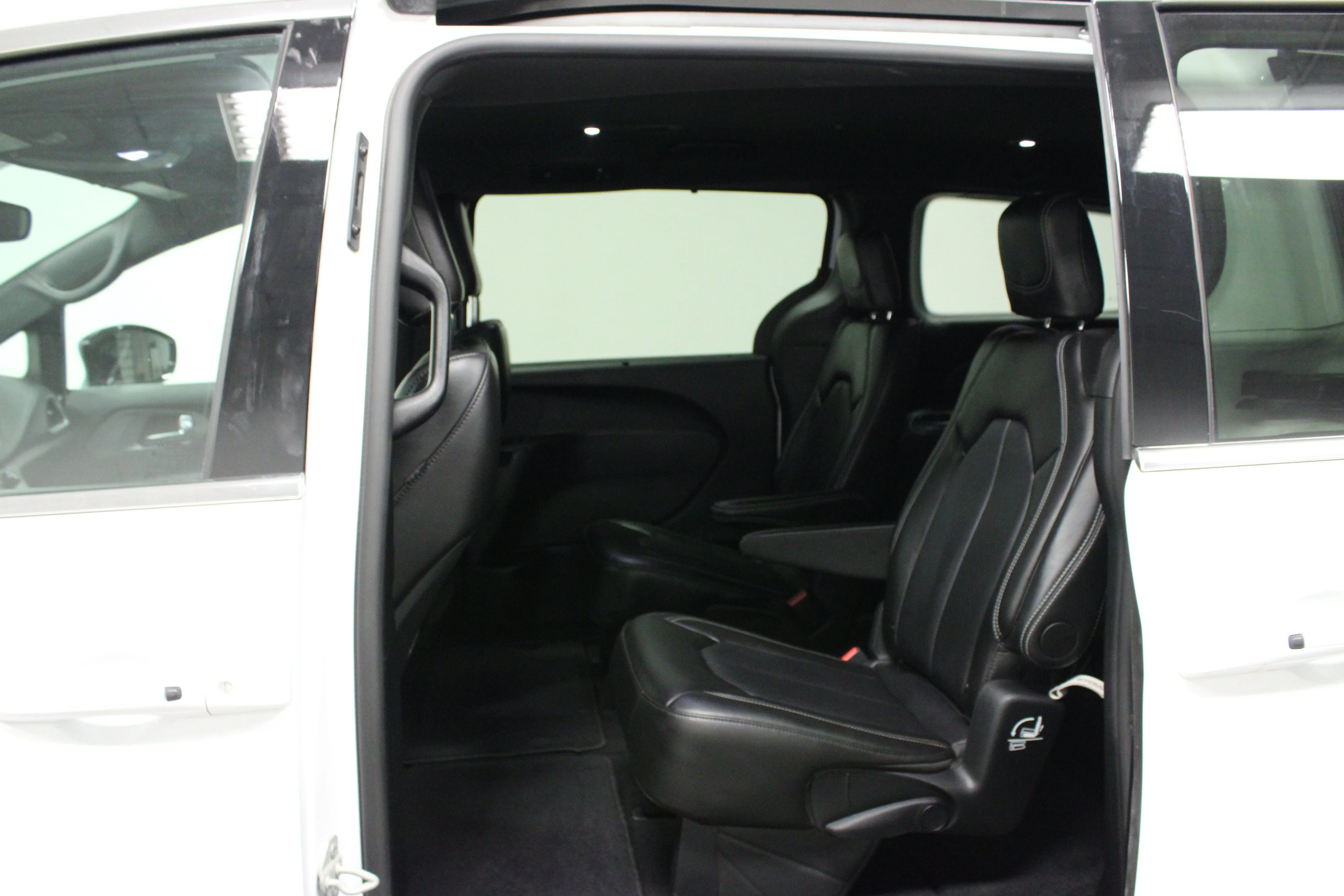 Used 2025 Bright White Clearcoat Chrysler Select image 13