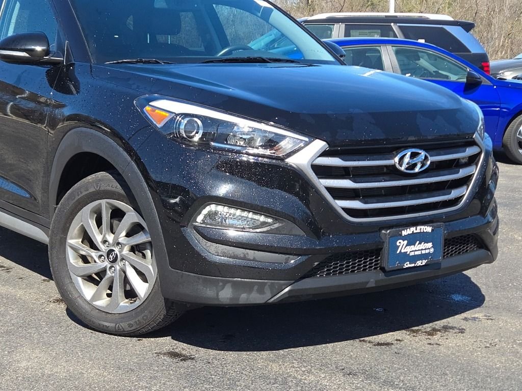 Used 2017 Black Hyundai SE Plus image 2