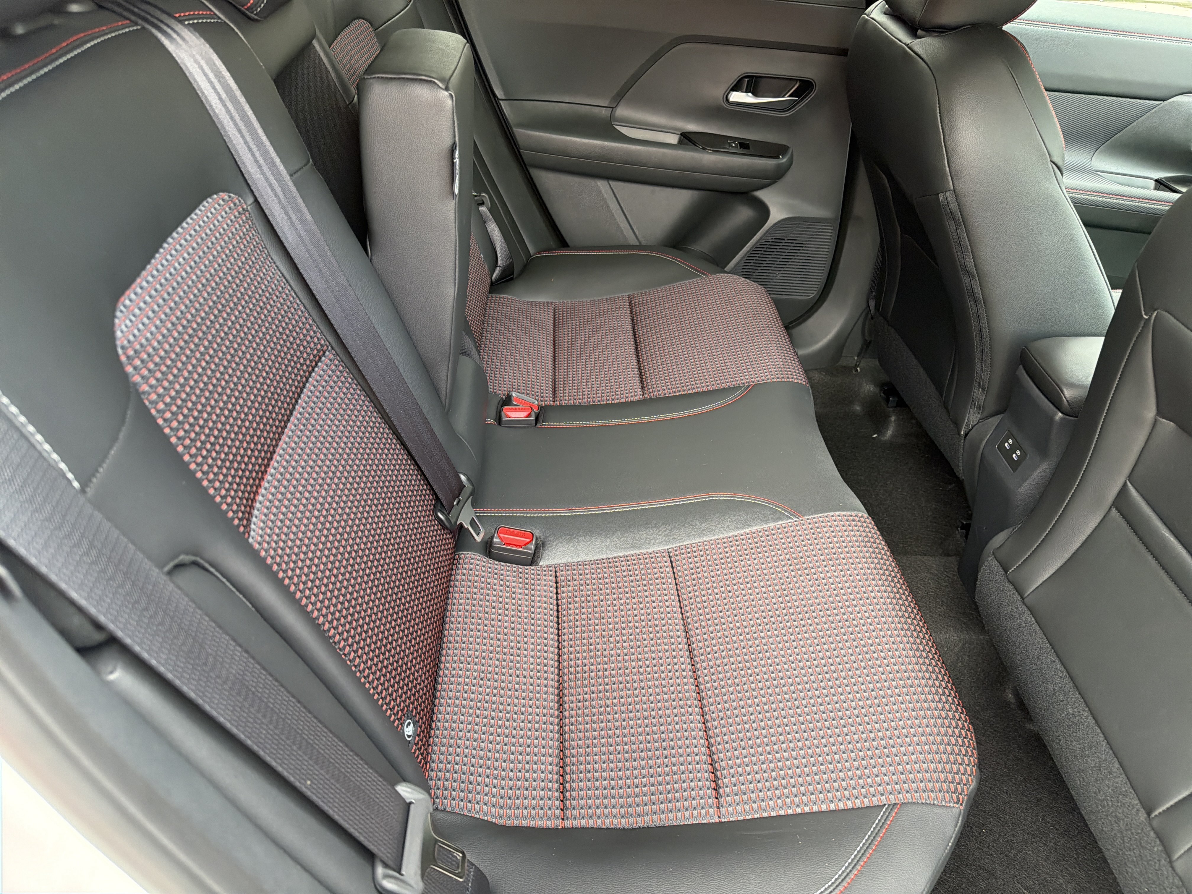 New 2026 Aspen White Tricoat/Super Black Nissan SR image 16