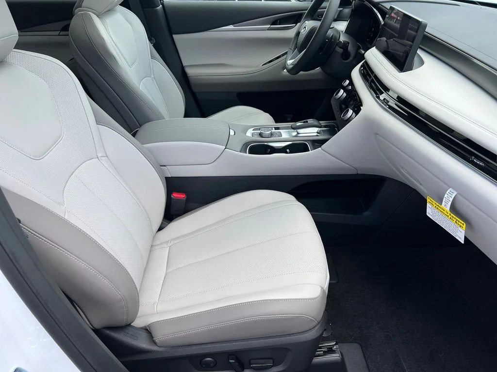 New 2027 RADIANT WHITE INFINITI Luxe FWD image 15