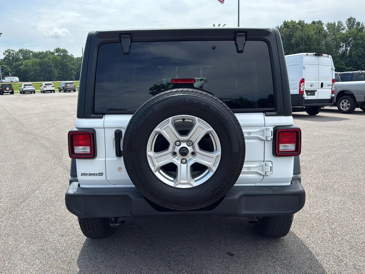 Used 2018 Bright White Clearcoat Jeep Sport S image 13