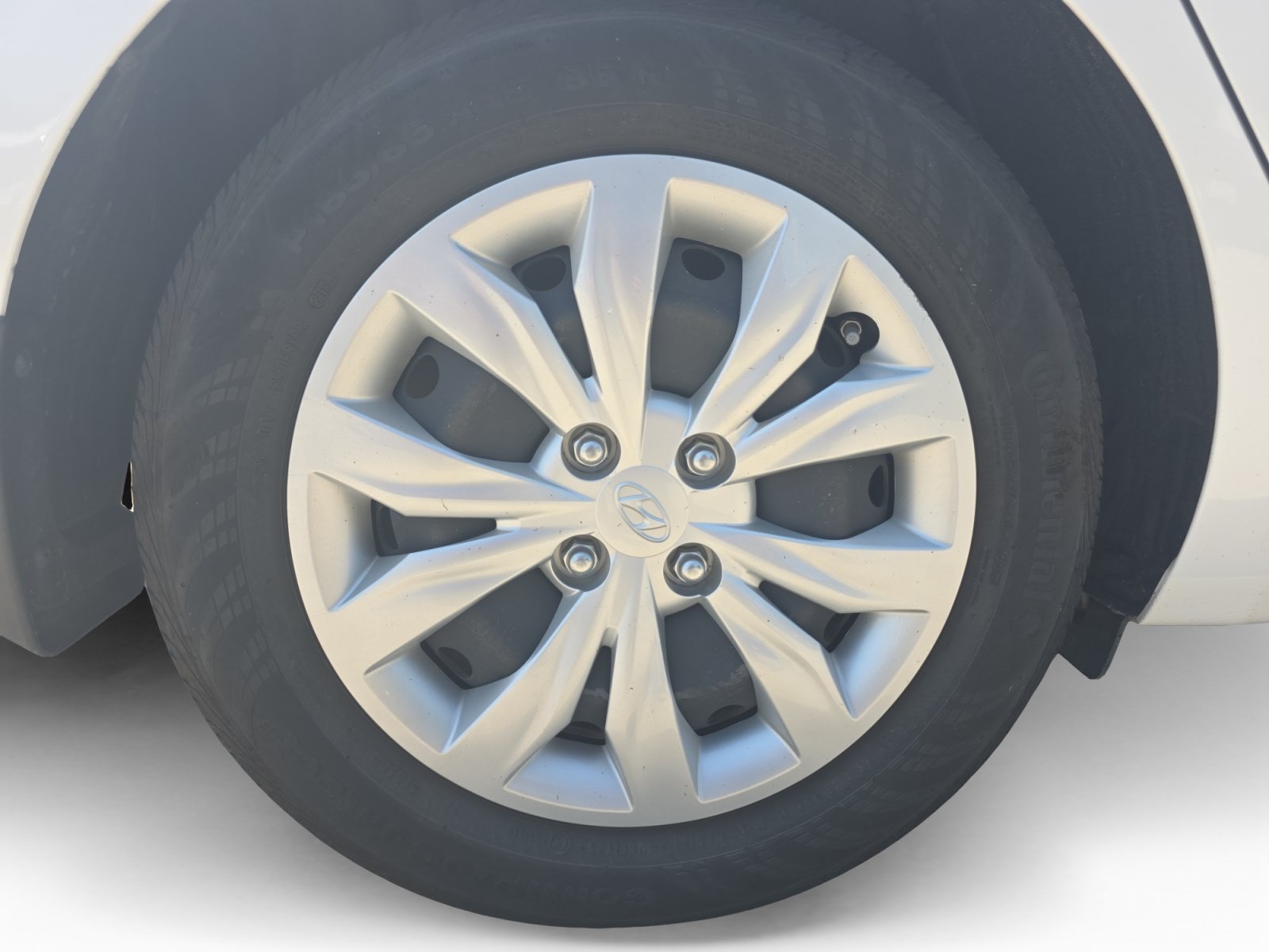 Used 2021 Frost White Pearl Hyundai SE image 15