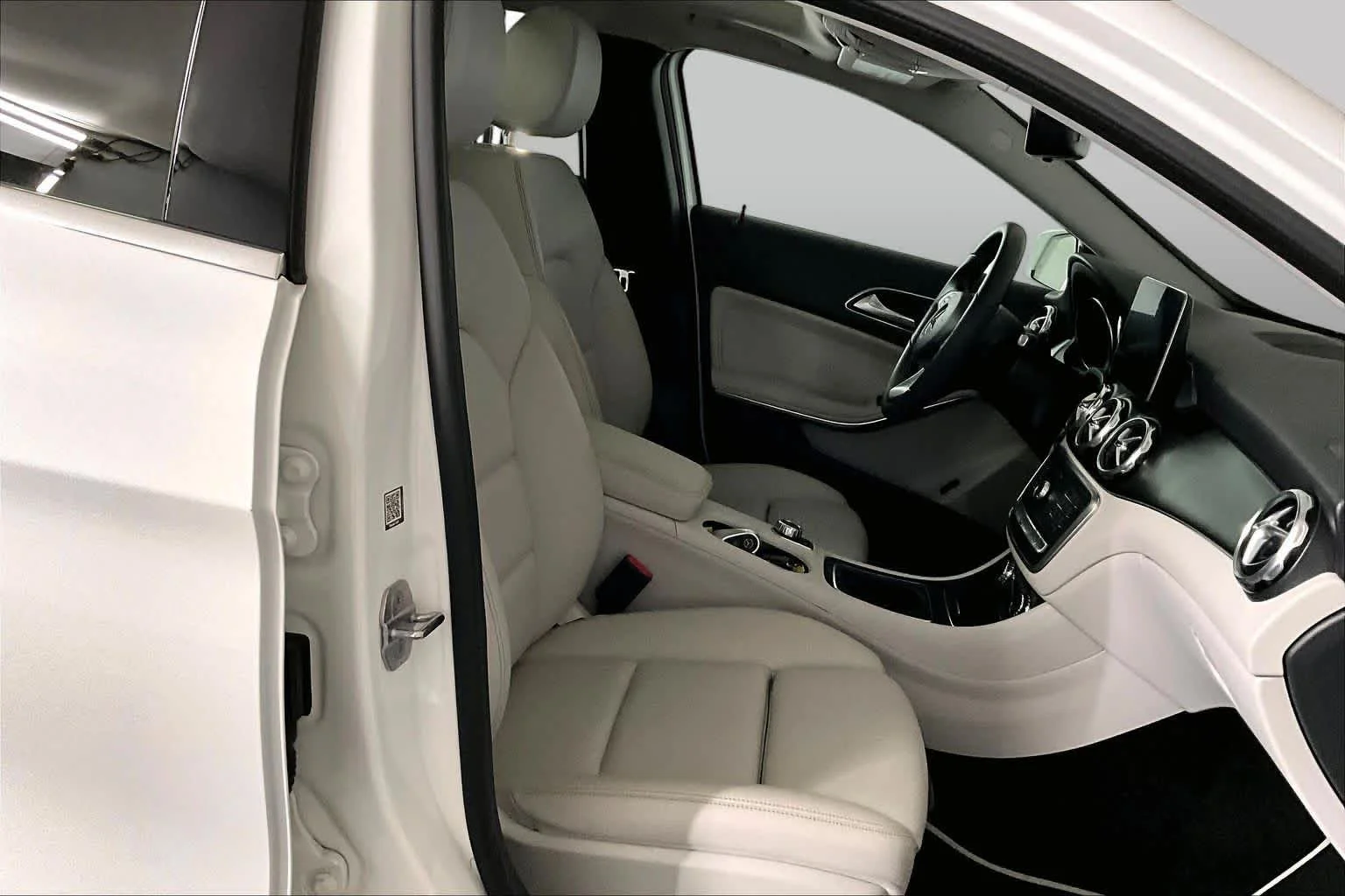 Used 2018 Polar White Mercedes-Benz GLA 250 image 8