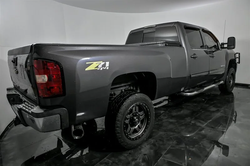 2011 Chevrolet Silverado 3500HD LTZ - Photo 9