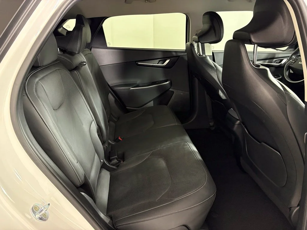 Used 2022 White Kia Wind image 41