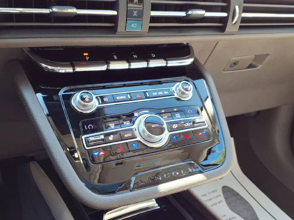 Used 2020 Blue Lincoln Reserve image 6