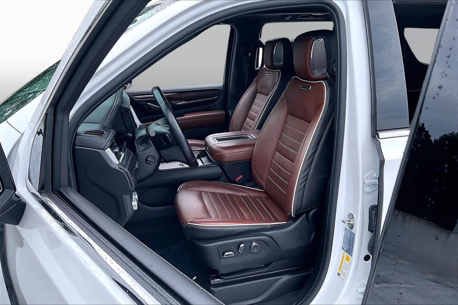 Used 2023 White Frost Tricoat GMC Denali Ultimate image 8