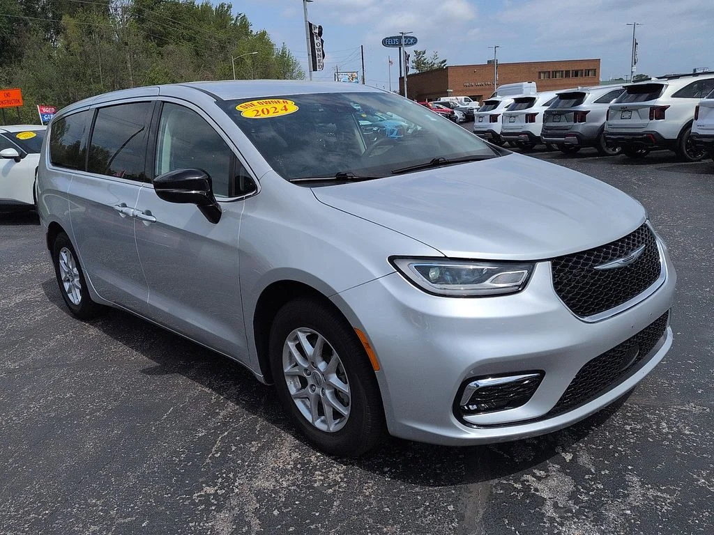 2024 Chrysler Pacifica Touring L's photo