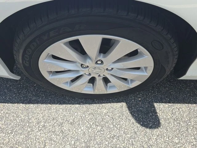Used 2014 White Honda EX-L image 27