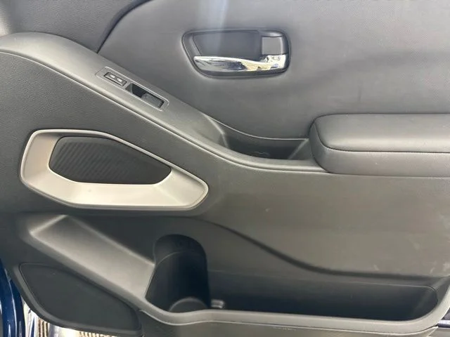 Used 2022 Blue Nissan SV image 19
