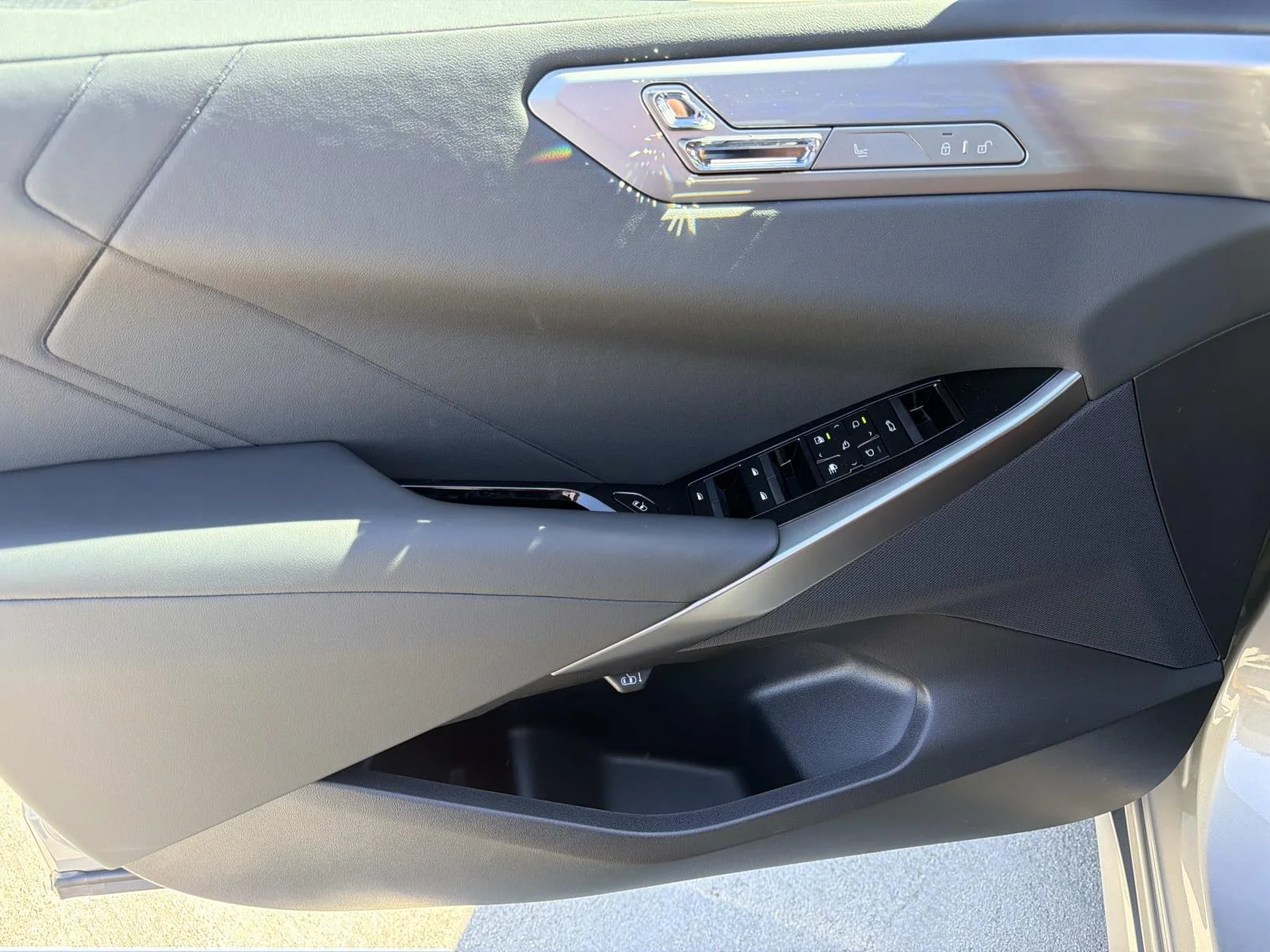 New 2027 Space Silver Metallic BMW 40 xDrive image 15