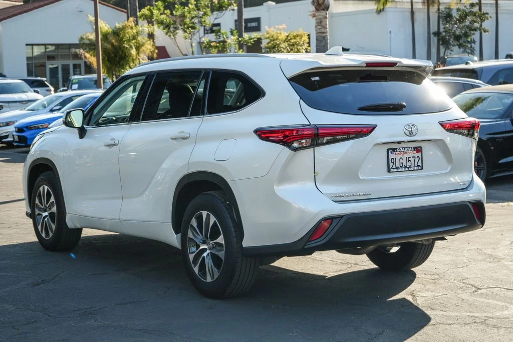 Used 2022 Beige Toyota XLE image 4