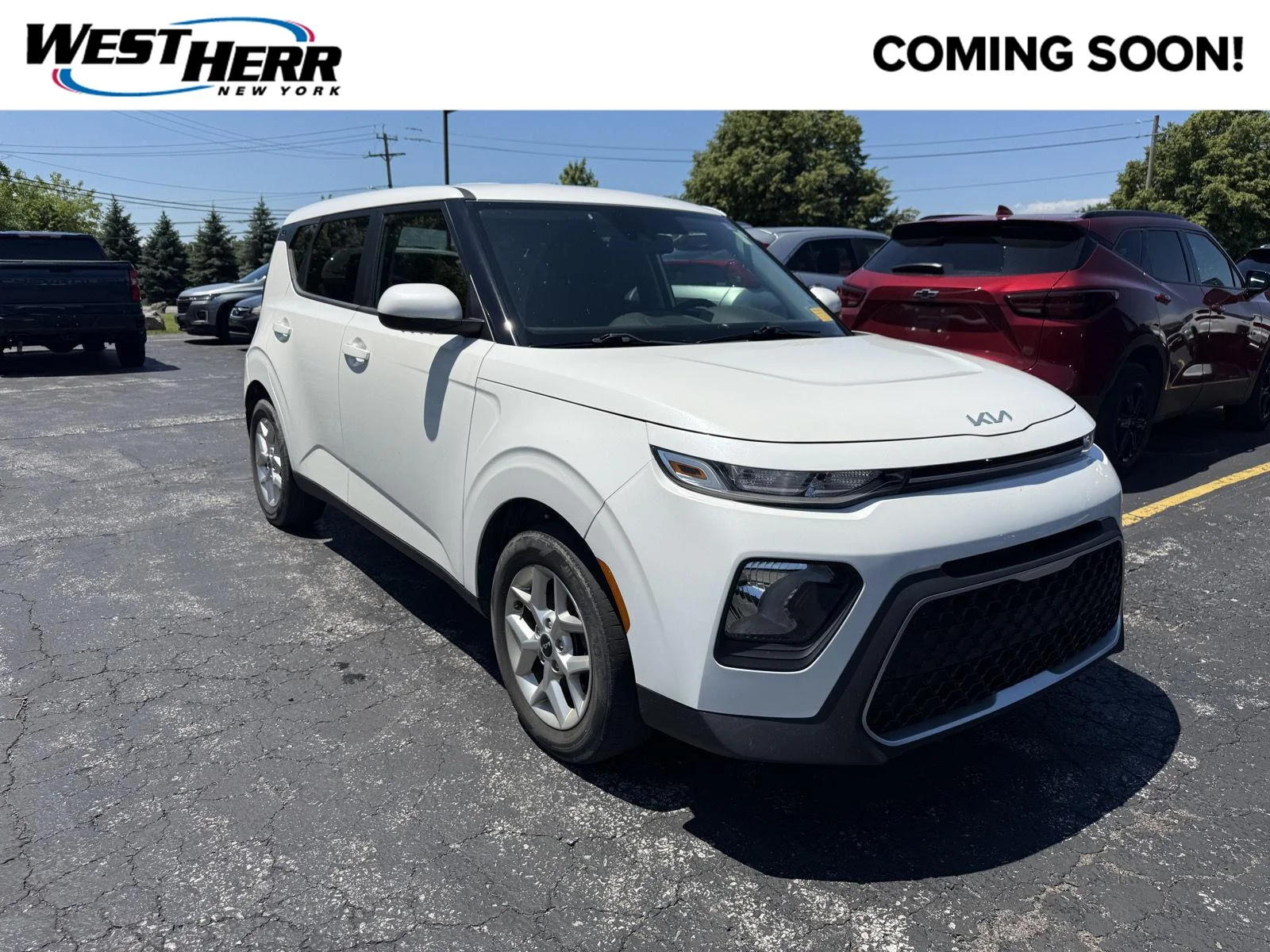 Used 2022 Snow White Pearl Kia  image 1