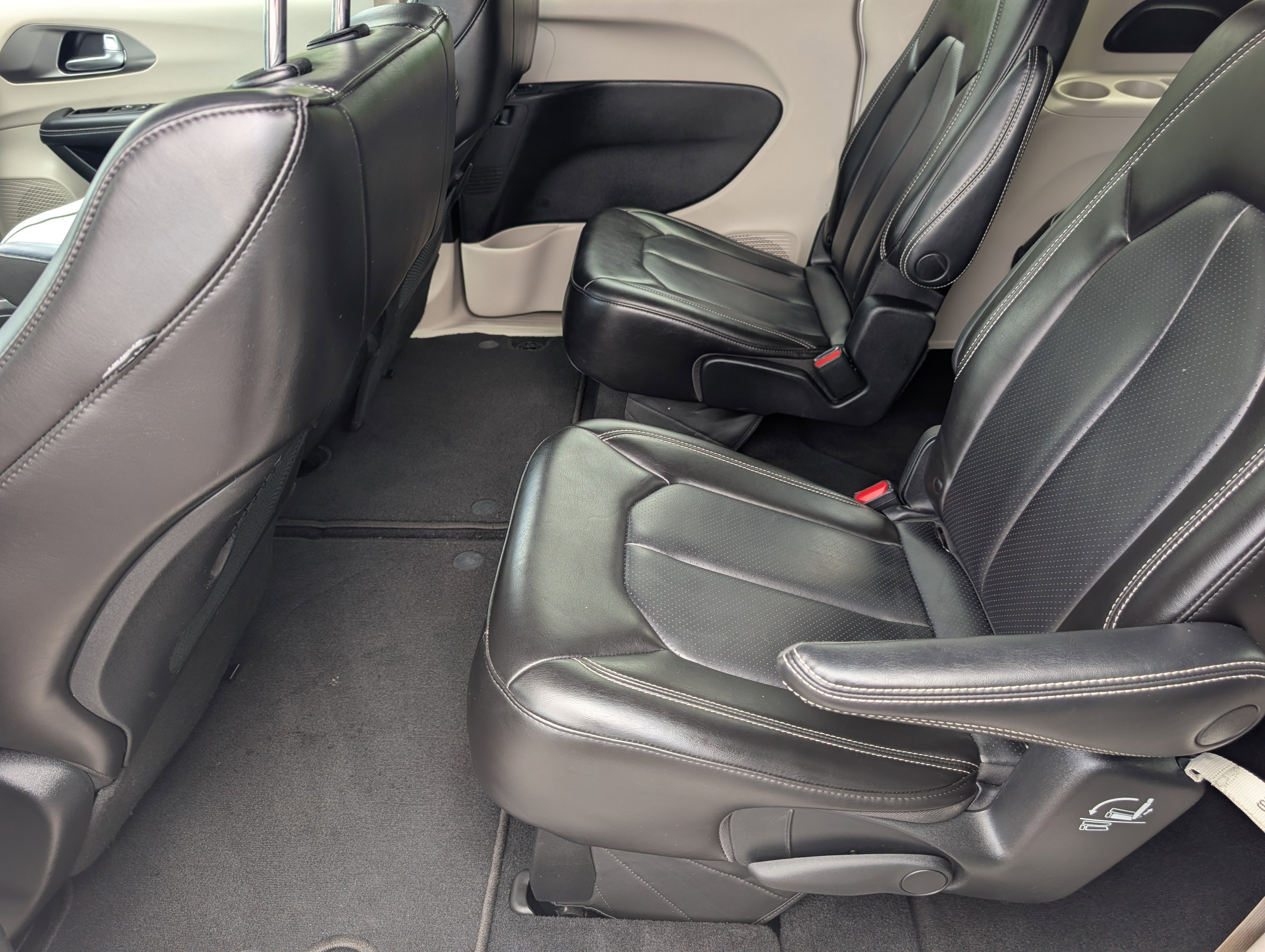 Used 2023 Silver Mist Clearcoat Chrysler Touring L image 10