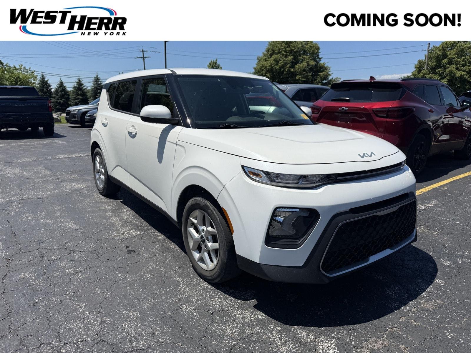 Used 2022 Snow White Pearl Kia  image 1
