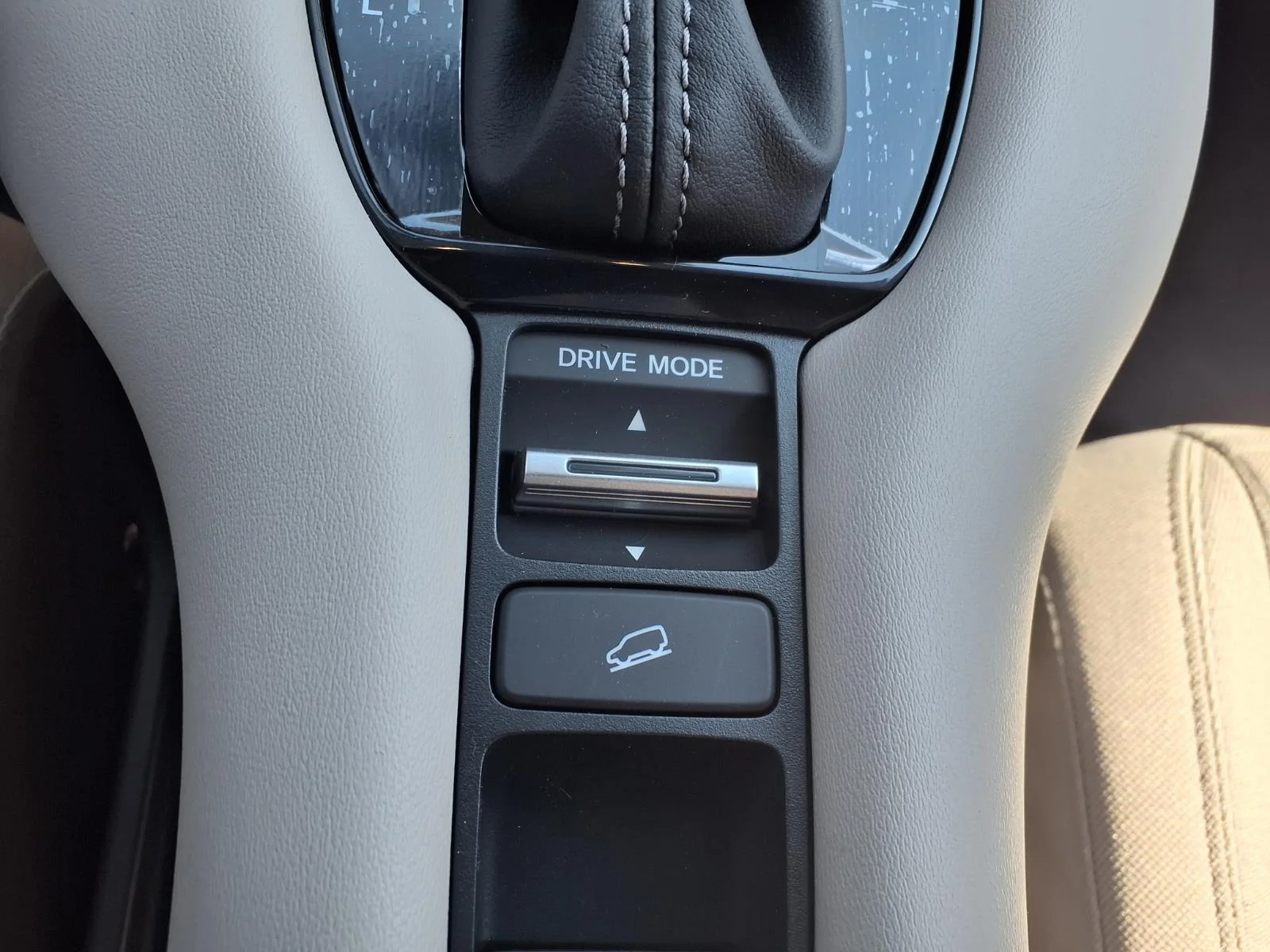 New 2026 Platinum White Pearl Honda LX image 15